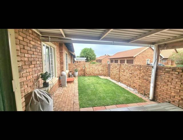 2 BEDROOM TOWNHOUSE FOR SALE IN AMBERFIELD